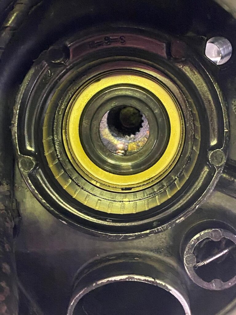 Close-up van het gimbal-lager in de transomplaat