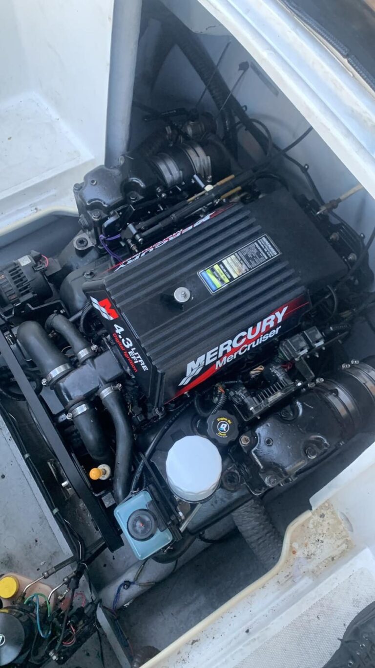 MerCruiser 4.3-motor in een boot