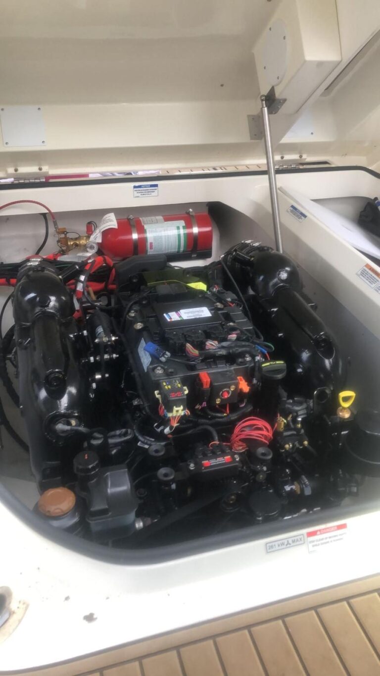 MerCruiser-motor in een boot, onderhoud op locatie