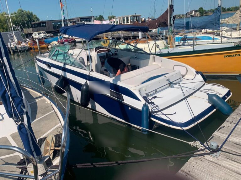 Monteur van De Inboardkoning aan het werk aan een boot in de jachthaven