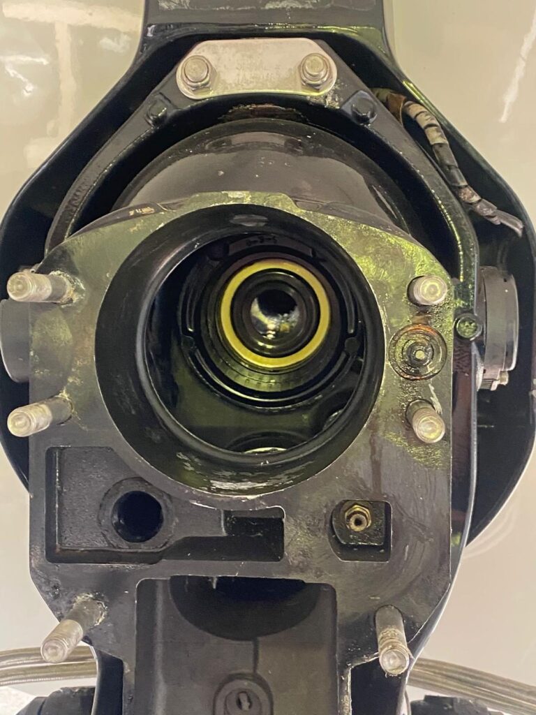 Gimbal-huis en transomplaat van een MerCruiser met de bellows verwijderd