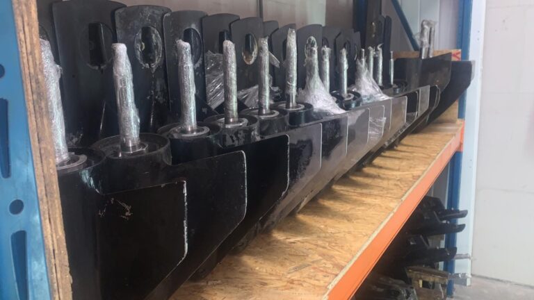 Rij gebruikte staartstukken op een rek in de werkplaats