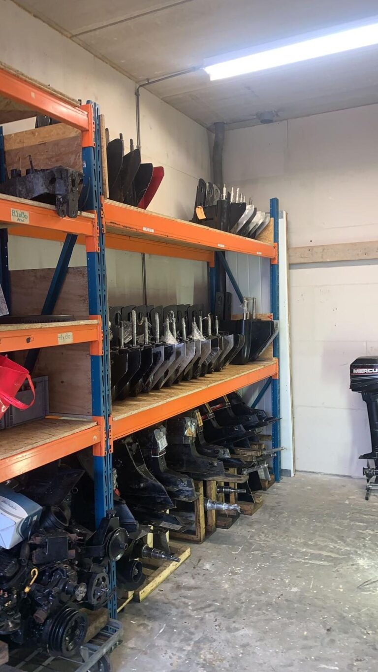 Onderdelenvoorraad in de werkplaats van De Inboardkoning in Edam
