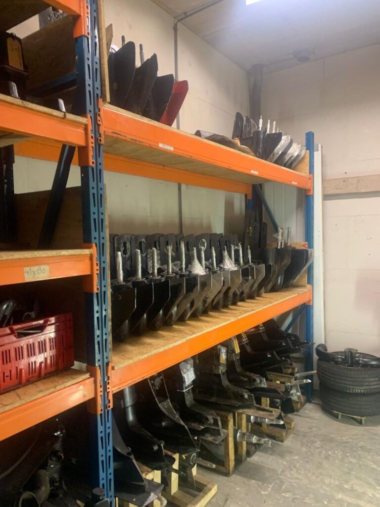 Rekken met MerCruiser-staartstukken op voorraad in de werkplaats in Edam